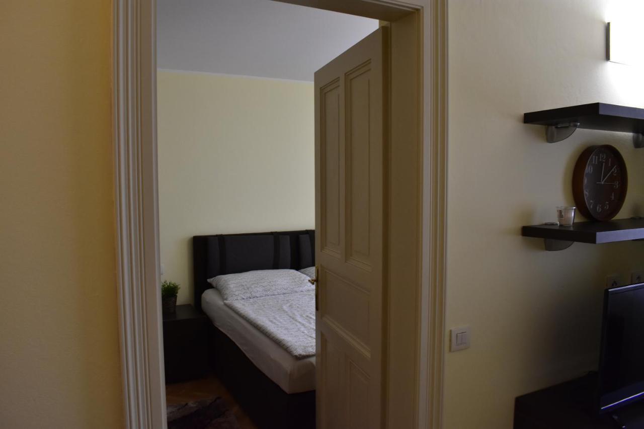 Apartment Vikroria - Halkova 5 Praga Zewnętrze zdjęcie